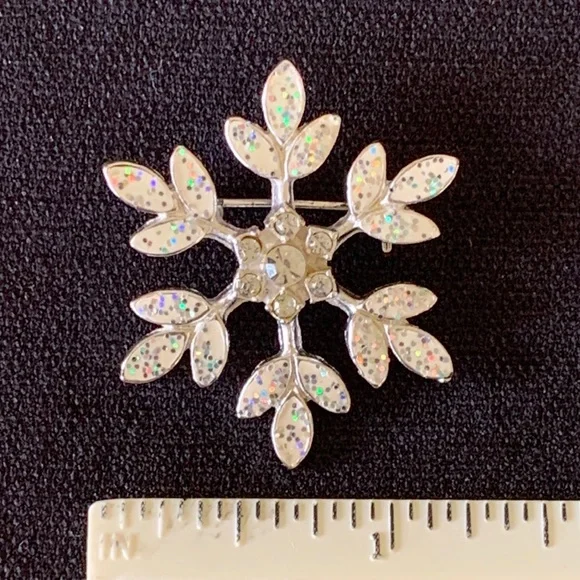 Sparking Snowflake brooch - Picture 1 of 4